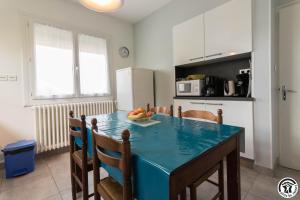 a kitchen with a table with a bowl of fruit on it at Les hortensias in Aussonne