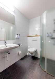 Koupelna v ubytování Scandic Portalen + 25 fotografií