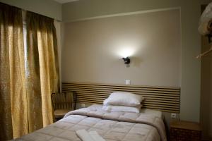 Postel nebo postele na pokoji v ubytování Nafsika Hotel Athens Centre