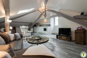 a living room with a couch and a table at Gîte de pene blanque in Arbas