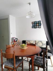 a dining room with a wooden table and chairs at L'encantador in Saint-Mamet