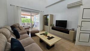 TV a/nebo společenská místnost v ubytování Villa with private pool and jacuzzi - EN10LT