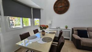 Posezení v ubytování Villa with private pool and jacuzzi - EN10LT