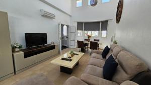 TV a/nebo společenská místnost v ubytování Villa with private pool and jacuzzi - EN10LT