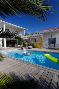 a house with a swimming pool with a frisbee in it at Côte et Dune in Biscarrosse-Plage
