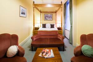 um quarto de hotel com uma cama e duas cadeiras em Aberdeen Lodge em Dublin