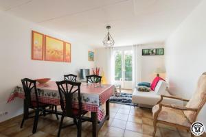 a living room with a table and chairs and a couch at Vacances garonne toulouse in Saubens