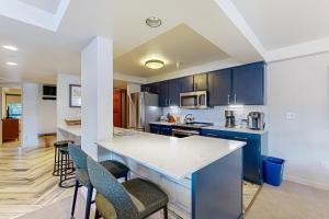 Una cocina con gabinetes azules y una encimera. en Torian Plum Plaza 204, en Steamboat Springs