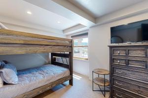 Un dormitorio con una litera y un televisor de pantalla plana. en Torian Plum Plaza 204, en Steamboat Springs 25 fotos más