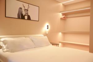 Postel nebo postele na pokoji v ubytování Suites Do Carmo