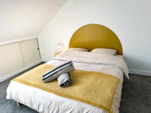 a bedroom with a large bed with a green headboard at Le Golf Comme Jardin Dormez au Cœur du Parcours in Lésigny