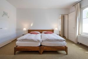 Hotel Saratz Pontresina Mountain Resort & Spa客房内的一张或多张床位