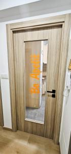 a door with a mirror in a room at Vacansis Habitaciones y Alojamientos A Coruña in Visma