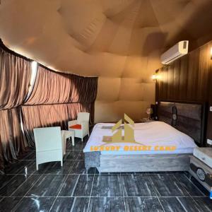 Ένα ή περισσότερα κρεβάτια σε δωμάτιο στο Luxury Desert Camp