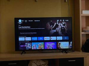 Televízia a/alebo spoločenská miestnosť v ubytovaní Vera marinas - relax and privacy