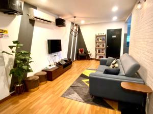 TV a/nebo společenská místnost v ubytování W boutique 10pax with family karaoke