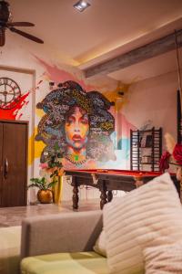 una pared con una gran pintura de una mujer en Chalong Sunset Villa, en Chalong 