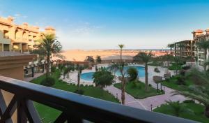 - une vue depuis le balcon d'un complexe dans l'établissement Resort-Style Luxury Chalet with Pool and Sea View in Sahl Hasheesh, à Hurghada