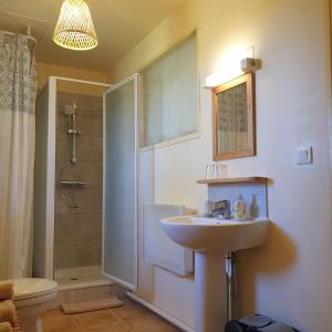 Koupelna v ubytování Les Chambres de Bonneval - Chambre d'hôtes au cœur du Périgord
