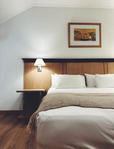 Cama ou camas em um quarto em Argentino Hotel
