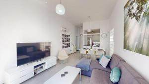 ein Wohnzimmer mit Couch und Flachbildfernseher in der Unterkunft Casa de las Sonrisas - An MHR Property in Torre-Pacheco