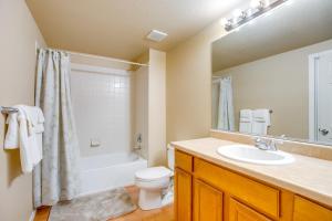 Bilik mandi di Shared Backyard Aurora Family Home +29 gambar