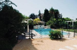 einen Zaun um einen Pool im Hof in der Unterkunft Villa prestigieuse avec piscine privée au cœur de Nice in Nizza
