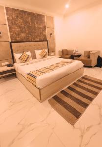 Postel nebo postele na pokoji v ubytování Hotel Almora By Almati Group - Near Delhi International Airport With - free Airport Drop