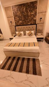 Postel nebo postele na pokoji v ubytování Hotel Almora By Almati Group - Near Delhi International Airport With - free Airport Drop