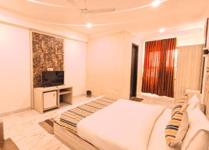 Postel nebo postele na pokoji v ubytování Hotel Almora By Almati Group - Near Delhi International Airport With - free Airport Drop