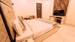 Postel nebo postele na pokoji v ubytování Hotel Almora By Almati Group - Near Delhi International Airport With - free Airport Drop