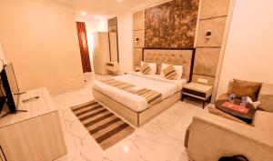 Postel nebo postele na pokoji v ubytování Hotel Almora By Almati Group - Near Delhi International Airport With - free Airport Drop