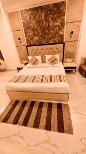 Postel nebo postele na pokoji v ubytování Hotel Almora By Almati Group - Near Delhi International Airport With - free Airport Drop