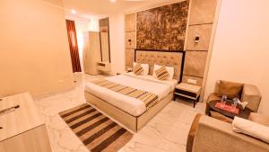 Postel nebo postele na pokoji v ubytování Hotel Almora By Almati Group - Near Delhi International Airport With - free Airport Drop