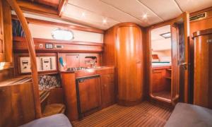 Una pequeña cocina con gabinetes de madera y una estufa. en AIR OF SEA ON BOAT, en Salerno 3 fotos más