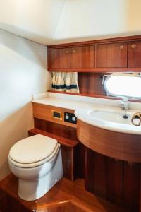 un baño con inodoro y lavabo en AIR OF SEA ON BOAT, en Salerno