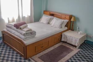 Ένα ή περισσότερα κρεβάτια σε δωμάτιο στο organic healing home +10 φωτογραφίες