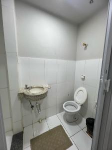 Ένα μπάνιο στο Apartamento 110 - Suíte com ar condicionado
