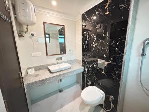 Koupelna v ubytování Hotel Almora By Almati Group - Near Delhi International Airport With - free Airport Drop