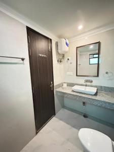 Koupelna v ubytování Hotel Almora By Almati Group - Near Delhi International Airport With - free Airport Drop