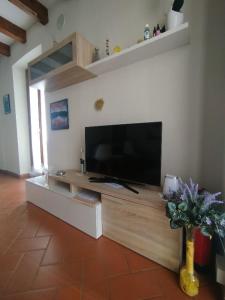 un salon avec une grande télévision à écran plat dans l'établissement La Corte di Suna, à Verbania