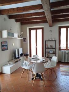un salon avec une table et des chaises dans l'établissement La Corte di Suna, à Verbania 28 autres photos