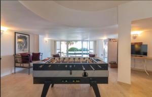 カシュにあるVilla Toros, 5 rooms,10 persons, Sea Views and Private Poolのビリヤード台のあるリビングルーム