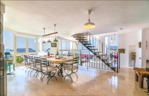 カシュにあるVilla Toros, 5 rooms,10 persons, Sea Views and Private Poolのダイニングルーム(テーブル付)、螺旋階段