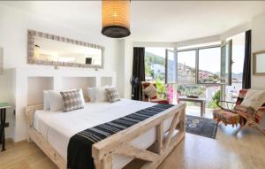 カシュにあるVilla Toros, 5 rooms,10 persons, Sea Views and Private Poolの大きなベッドと大きな窓のある寝室 +37枚の写真