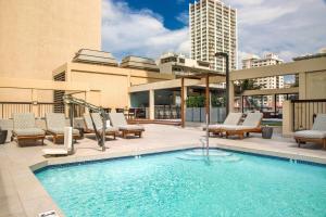 Bazén v ubytování Aston Waikiki Beach Tower nebo v jeho okolí
