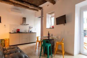 a living room with a table and chairs and a kitchen at Casa Vacanze Callegari in Carrodano Inferiore