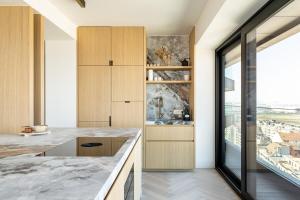 Giường trong phòng chung tại Unique penthouse with sublime sea views +21 ảnh