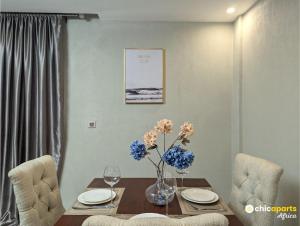 Un lugar para sentarse en Chic studio with parking near the airport