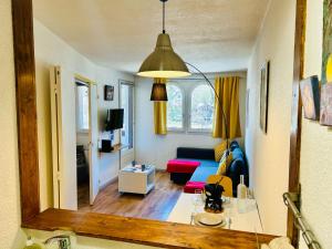 sala de estar con sofá azul y espejo en Appt cosy au centre de Chamonix, en Chamonix-Mont-Blanc